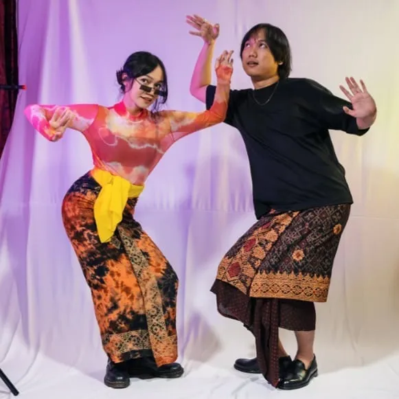 Padu Padan Kain Tradisional ala Fathia Izzati untuk Gaya Sehari-hari 16 Perpaduan turtleneck dengan kain tradisional
