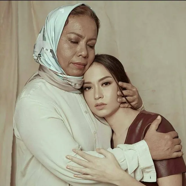 Karina Nadila Tak Pernah Bertemu Ayah Kandung Sejak Lahir, Bahagia Diasuh Ayah Sambung 5 Karina Nadila dan sang ibu