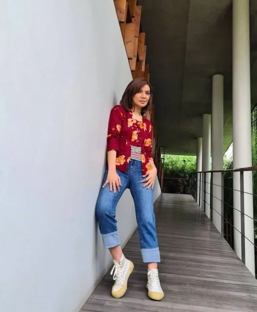 8 Ide Padu Padan Kebaya untuk Gaya Kasual ala Selebritas 13 Ide kebaya kasual