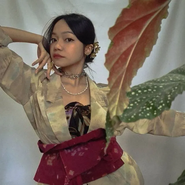 Padu Padan Kain Tradisional ala Fathia Izzati untuk Gaya Sehari-hari 15 Outfit kondangan pakai kain tradisional