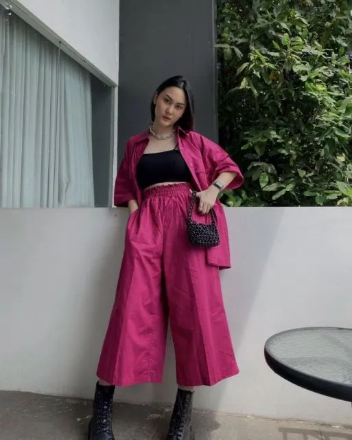 Gaya Busana Selain Kebaya ala Bella Clarissa, yang Cocok untuk Acara Formal 16 Kemeja oversized