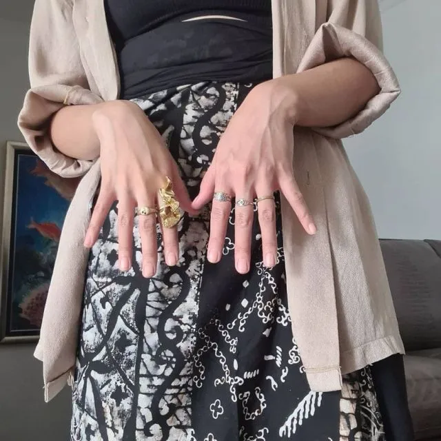 Padu Padan Kain Tradisional ala Fathia Izzati untuk Gaya Sehari-hari 18 Aksesoris cincin sebagai pelengkap
