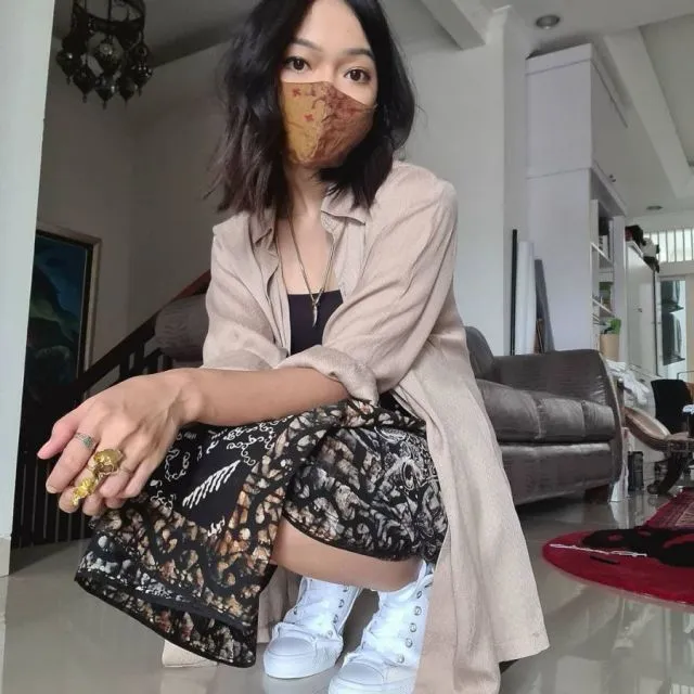 Padu Padan Kain Tradisional ala Fathia Izzati untuk Gaya Sehari-hari 14 Outfit ngantor pakai kain tradisional