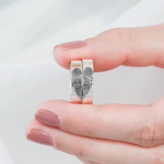 8 Ide Desain Cincin Couple, Berbeda dengan Pasangan tapi Tetap Serasi 12 Cincin sidik jari membentuk hati
