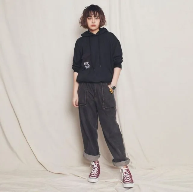 Inspirasi Gaya Modis ke Kantor ala Evita Nuh 15 Oversized hoodie dengan baggy jeans