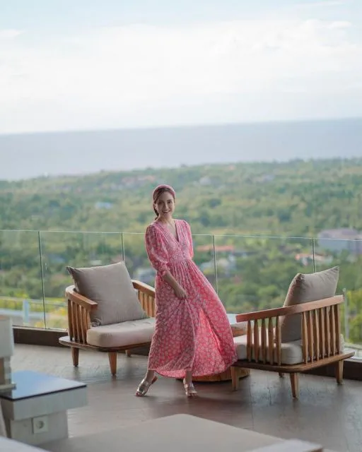 Ide Gaya Gaun ala Shandy Aulia yang Cantik untuk Pergi ke Berbagai Acara 20 Gaun floral pink