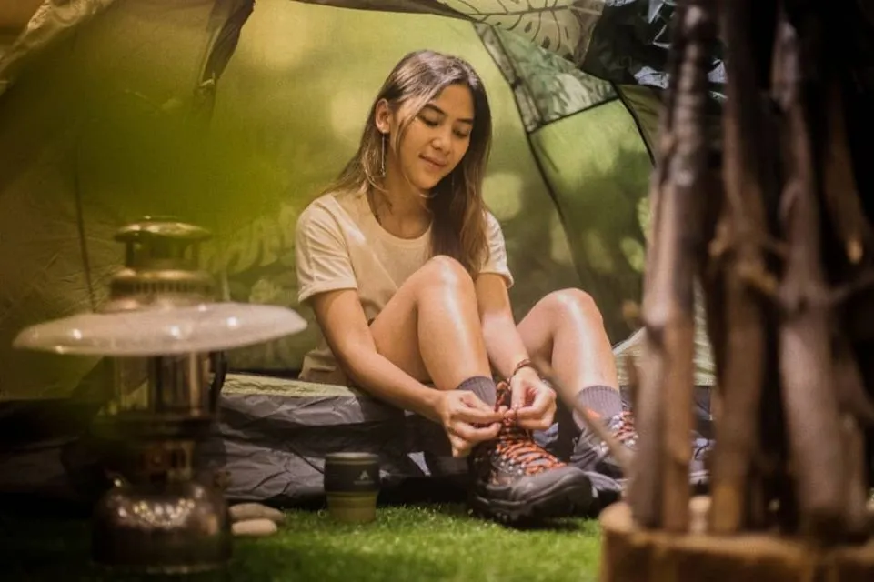 Ide Gaya Fashion ala Adinda Thomas untuk Naik Gunung 12 Sepatu trekking