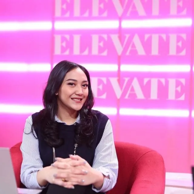 Ide Fashion ala Putri Tanjung untuk ke Kantor. Simpel dan Elegan! 17 Outfit Putri Tanjung