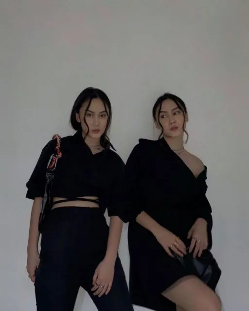 Gaya Busana Selain Kebaya ala Bella Clarissa, yang Cocok untuk Acara Formal 18 Variasi baju v-neck untuk acara pesta