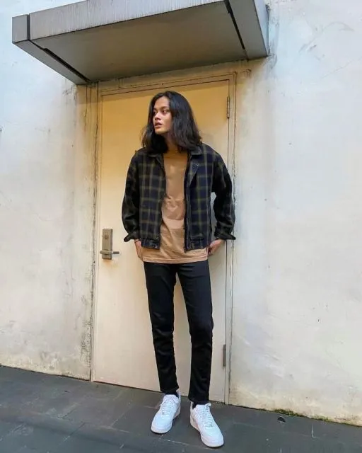 Rizal Rama, Model asal Surabaya yang Tampil di Milan Fashion Week 2022 16 Kasual dengan kaus dan jaket kotak-kotak