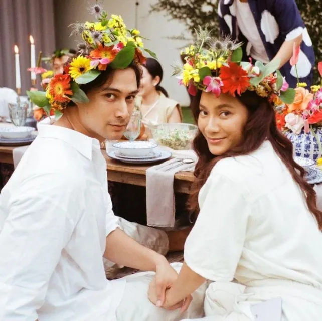 Gaya Tara Basro dan Daniel Adnan Jajan di Warteg yang Jadi Sorotan Warganet 13 Kemeja putih dan flower crown