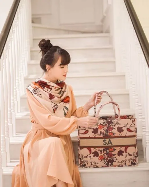 Ide Gaya Gaun ala Shandy Aulia yang Cantik untuk Pergi ke Berbagai Acara 15 Gaun dengan scarf