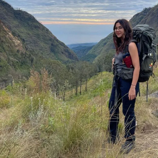 Ide Gaya Fashion ala Adinda Thomas untuk Naik Gunung 14 Kaos tanpa lengan dan celana cargo