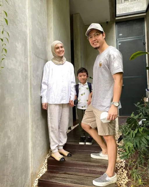 Gaya Fesyen Pasangan Nycta Gina dan Kinos yang Selalu Kompak 11 Ootd pasangan
