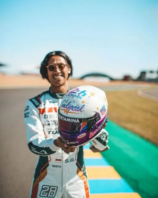 Fakta Seputar Sean Gelael; Pembalap Berprestasi Kelas Dunia asal Indonesia 16 Potret Sean Gelael membawa helm