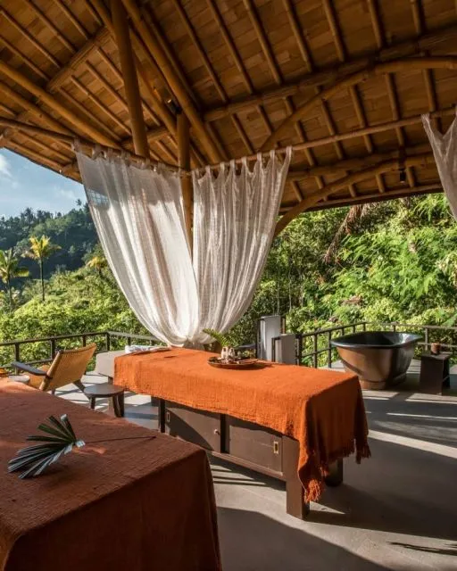 Resort Buahan, Penginapan Tanpa Pintu dan Jendela yang Masuk Daftar 22 Hotel Terbaik Dunia untuk Destinasi Menginap 2022 8 Spa di tengah alam terbuka