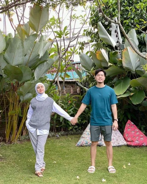 Gaya Fesyen Pasangan Nycta Gina dan Kinos yang Selalu Kompak 12 Ootd pasangan