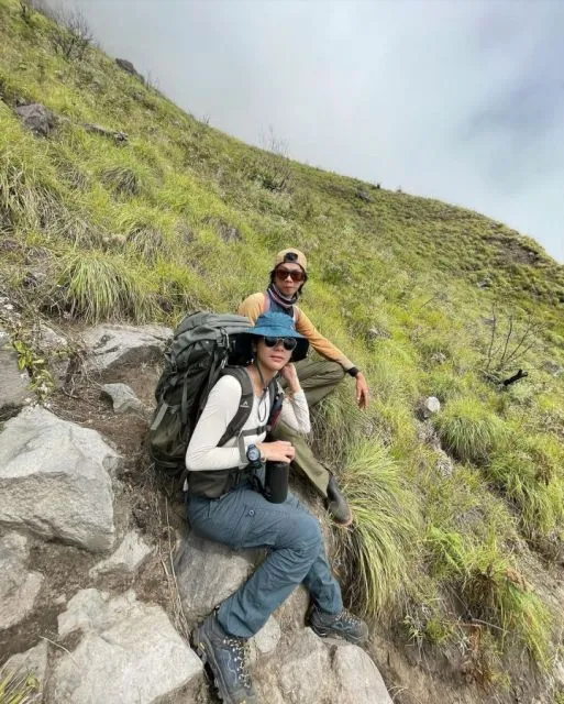 Ide Gaya Fashion ala Adinda Thomas untuk Naik Gunung 13 Kaos lengan panjang dan celana cargo