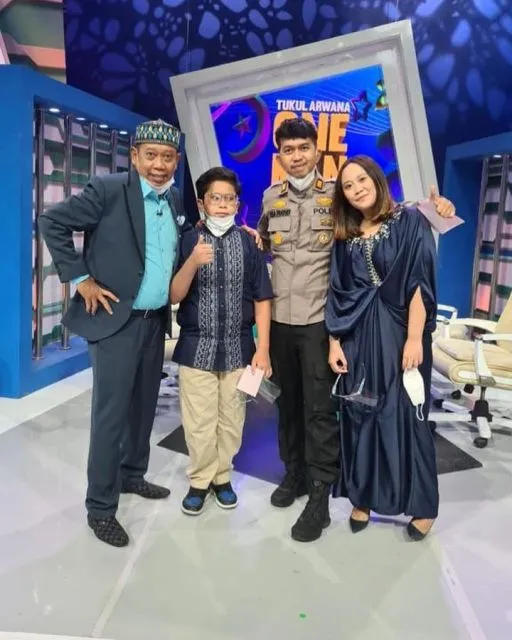 Jalani Pengobatan Fisioterapi, Tukul Arwana Dikelilingi Keluarga dan Orang Terkasih 4 Tukul Arwana dan keluarganya