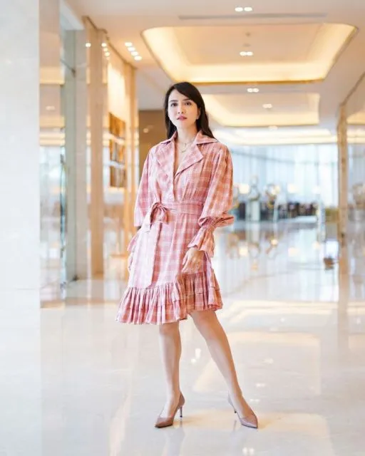 Ide Gaya Gaun ala Shandy Aulia yang Cantik untuk Pergi ke Berbagai Acara 19 Gaun motif kotak-kotak