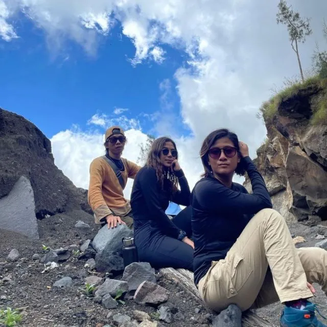 Ide Gaya Fashion ala Adinda Thomas untuk Naik Gunung 20 Gaya simpel saat naik gunung