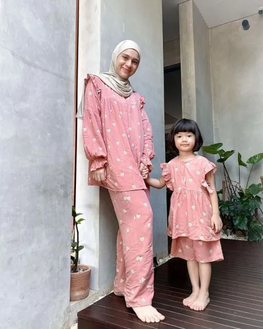 Nama Anak Artis dari Gabungan Nama Orang Tuanya. Kreatif! 12 Nycta Gina dan Lembar Putih Trynicta