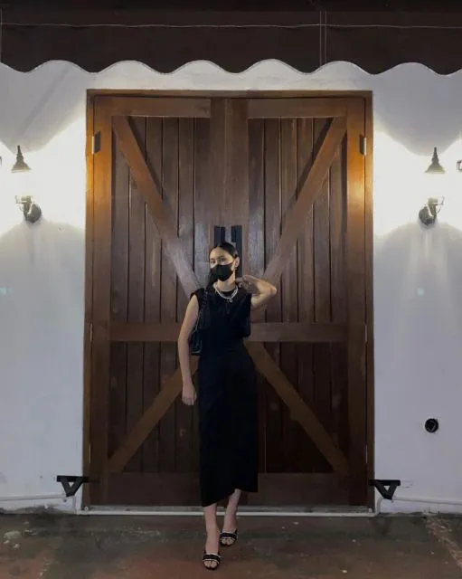 Gaya Busana Selain Kebaya ala Bella Clarissa, yang Cocok untuk Acara Formal 19 Gaun hitam polos untuk acara pesta