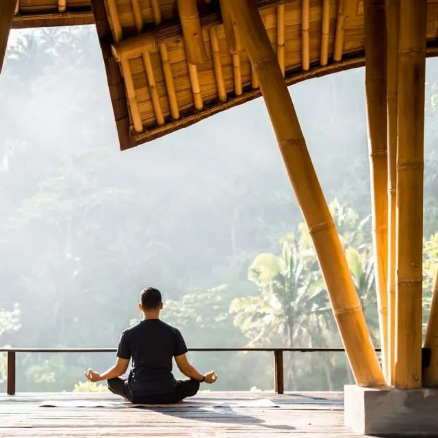 Resort Buahan, Penginapan Tanpa Pintu dan Jendela yang Masuk Daftar 22 Hotel Terbaik Dunia untuk Destinasi Menginap 2022 7 Meditasi