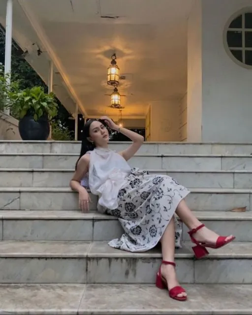 Gaya Busana Selain Kebaya ala Bella Clarissa, yang Cocok untuk Acara Formal 17 Busana berbahan satin
