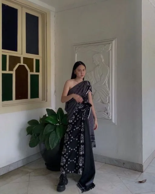 Gaya Busana Selain Kebaya ala Bella Clarissa, yang Cocok untuk Acara Formal 13 Padu padan kain batik untuk acara pesta