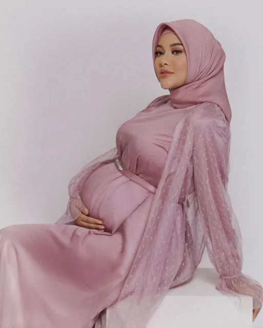12 Foto Maternity Shoot Aurel Hermansyah dan Atta Halilintar, Ada yang Konsep 007 18 Cantiknya Aurel pakai gaunwarna pink | Credit: Instagram