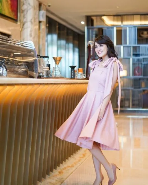 Ide Gaya Gaun ala Shandy Aulia yang Cantik untuk Pergi ke Berbagai Acara 18 Gaun soft pink