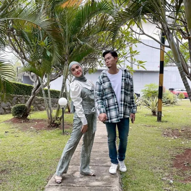 Gaya Fesyen Pasangan Nycta Gina dan Kinos yang Selalu Kompak 17 Ootd pasangan