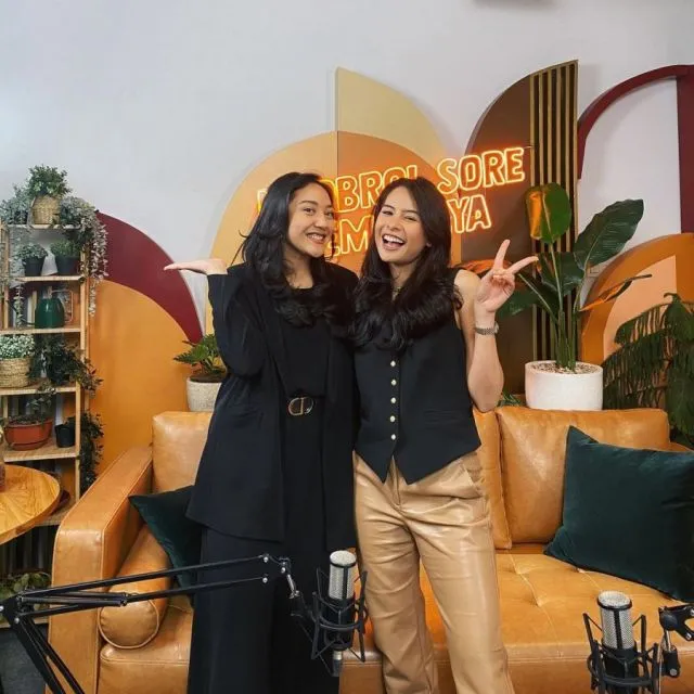 Ide Fashion ala Putri Tanjung untuk ke Kantor. Simpel dan Elegan! 12 Outfit Putri Tanjung
