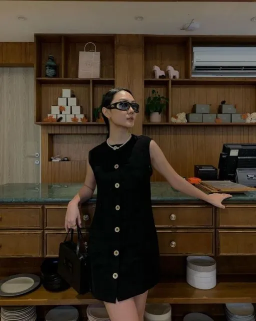 Gaya Busana Selain Kebaya ala Bella Clarissa, yang Cocok untuk Acara Formal 14 Dres hitam