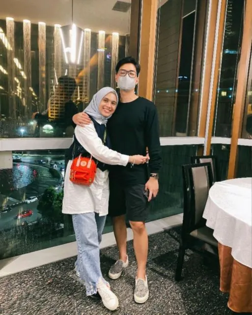Gaya Fesyen Pasangan Nycta Gina dan Kinos yang Selalu Kompak 13 Ootd pasangan