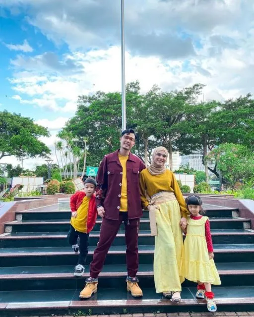 Gaya Fesyen Pasangan Nycta Gina dan Kinos yang Selalu Kompak 14 Ootd pasangan