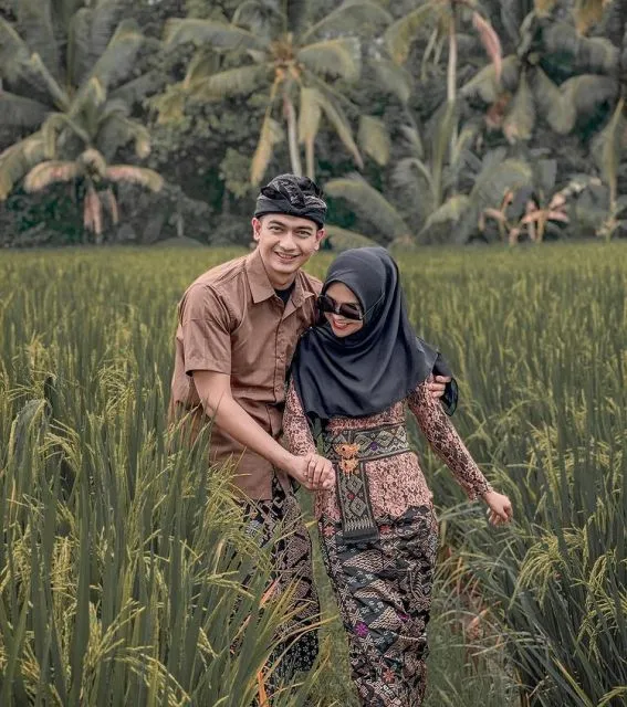 7 Gaya Busana Sehari-hari ala Ria Ricis dan Teuku Ryan, Simpel! 14 Gaya busana Ricis dan Ryan