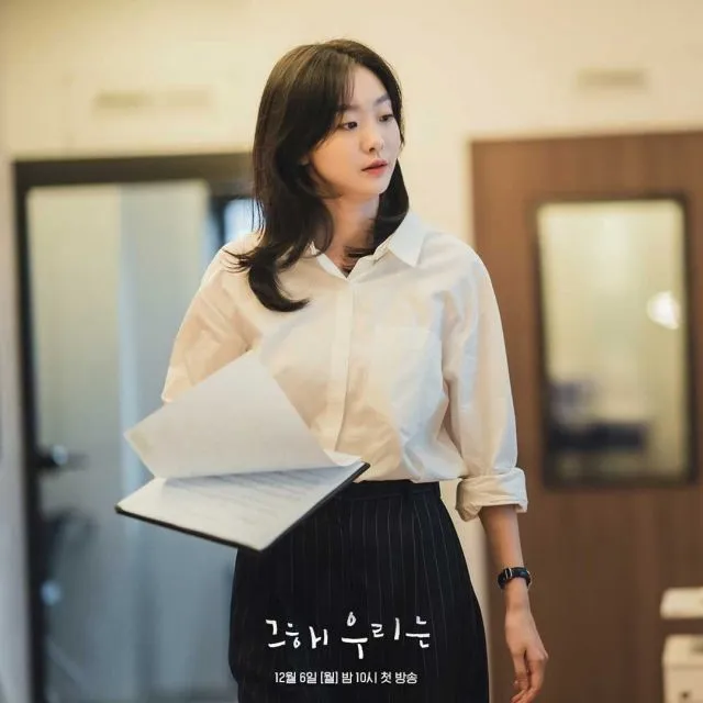 9 Ide Gaya Fesyen Kasual ala Kim Da Mi di Drama Our Beloved Summer 11 gaya Kim Da Mi