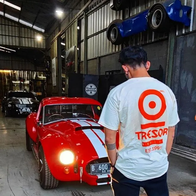 10 Artis yang Hobi Koleksi Mobil Klasik. Butuh Perawatan Ekstra! 19 Mobil klasik Rio Dewanto