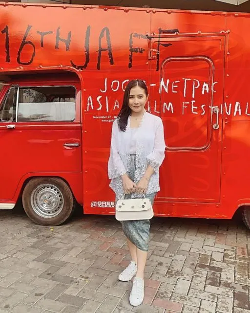 8 Ide Padu Padan Kebaya untuk Gaya Kasual ala Selebritas 9 Ide kebaya kasual