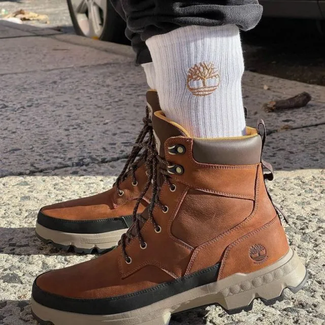 5 Merek Fashion yang Pernah Luncurkan Produk Bahan Daur Ulang 8 Sepatu boots dari Timberland