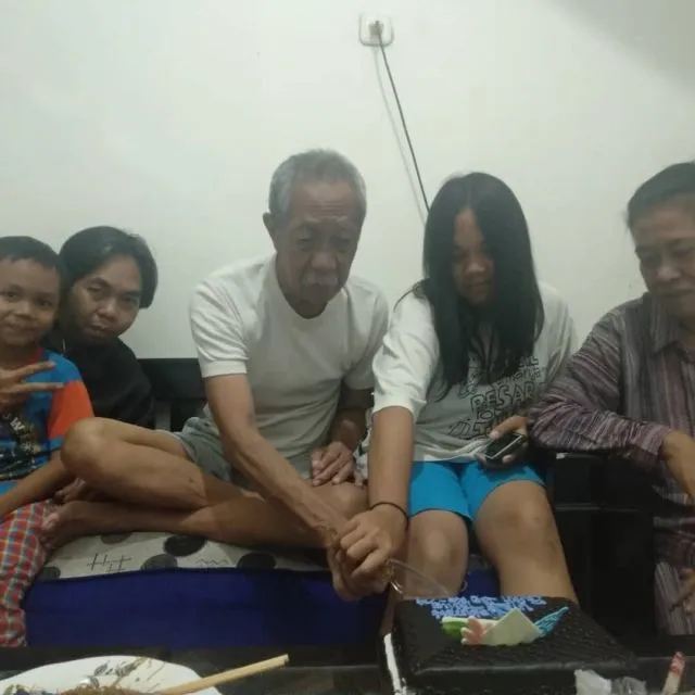 Pak Ogah Alami Penyumbatan Pembuluh Darah di Otak dan Batu Empedu 6 Pak Ogah bersama keluarganya