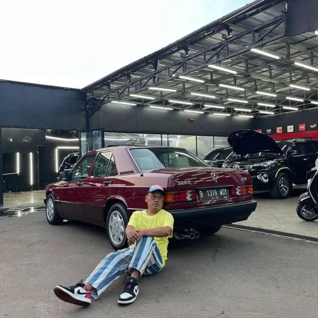 10 Artis yang Hobi Koleksi Mobil Klasik. Butuh Perawatan Ekstra! 14 Uya Kuya dan Mercedes Benz klasiknya
