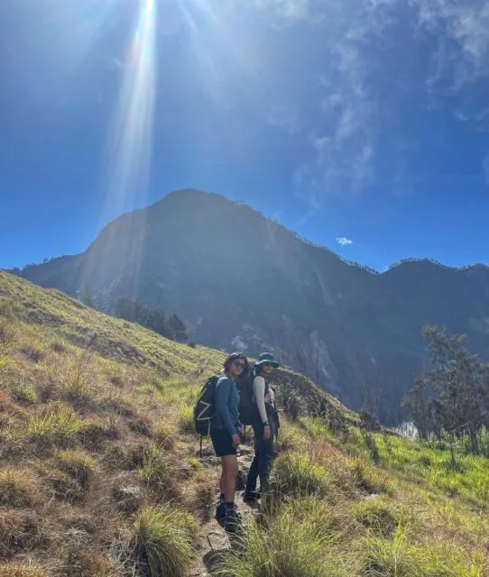 Ide Gaya Fashion ala Adinda Thomas untuk Naik Gunung 17 Topi rimba untuk naik gunung