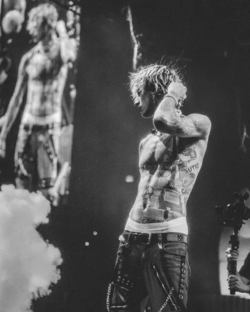 Fakta Menarik Machine Gun Kelly; Tunangannya Megan Fox 7 Machine Gun Kelly sedang konser