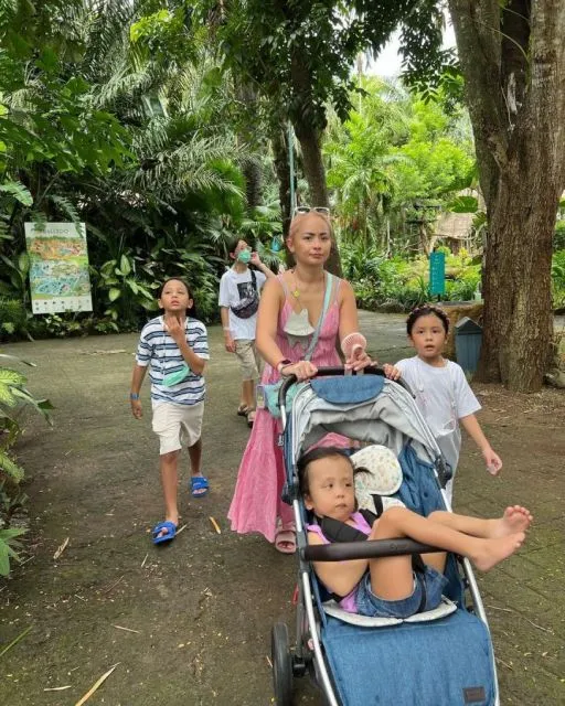 Kehidupan Joanna Alexandra Sepeninggal Raditya Oloan Diungkap Sang Ibunda 4 Joanna dan anak-anaknya saat mengunjungi kebun binatang