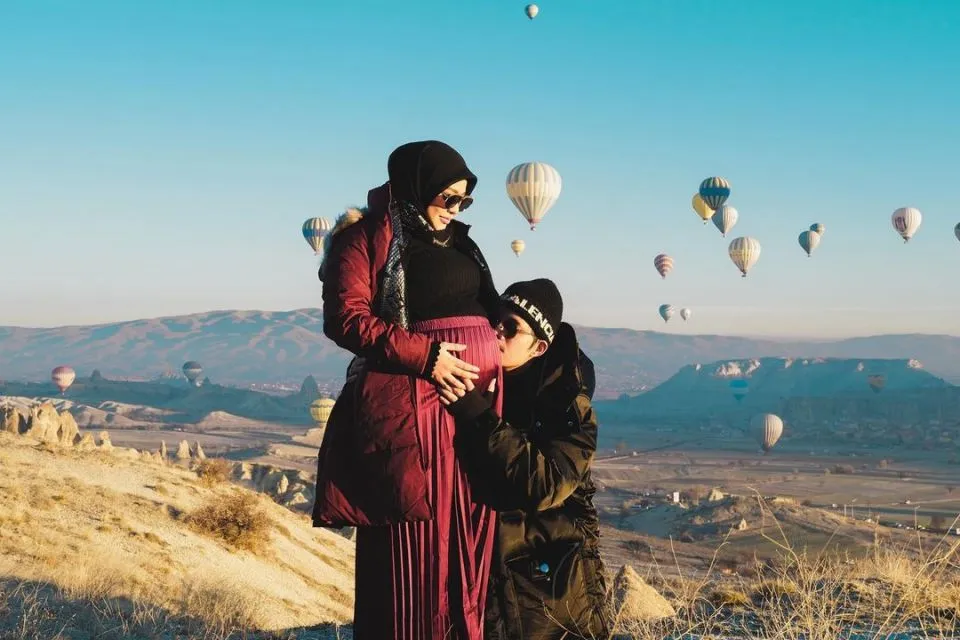 12 Foto Maternity Shoot Aurel Hermansyah dan Atta Halilintar, Ada yang Konsep 007 14 Aurel dan Atta di Cappadocia | Credit: Instagram