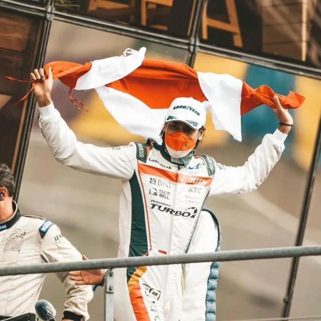 Fakta Seputar Sean Gelael; Pembalap Berprestasi Kelas Dunia asal Indonesia 12 Sean Gelael membawa bendera Indonesia