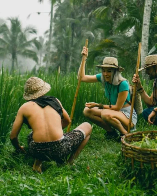 Resort Buahan, Penginapan Tanpa Pintu dan Jendela yang Masuk Daftar 22 Hotel Terbaik Dunia untuk Destinasi Menginap 2022 6 Saling berinteraksi dengan masyarakat sekitar